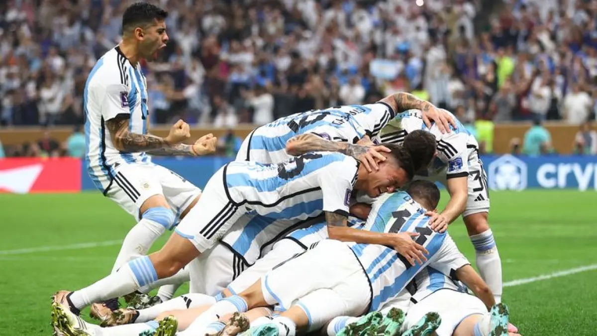 Argentina melaju mulus ke babak 32 besar. (X) 