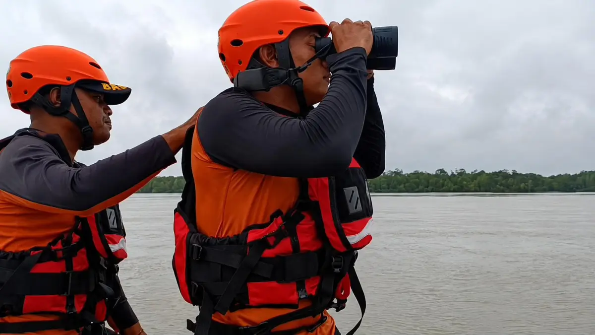 Pencarian para korban di hari kedua. (Foto: Humas Kantor Pencarian dan Pertolongan Timika)