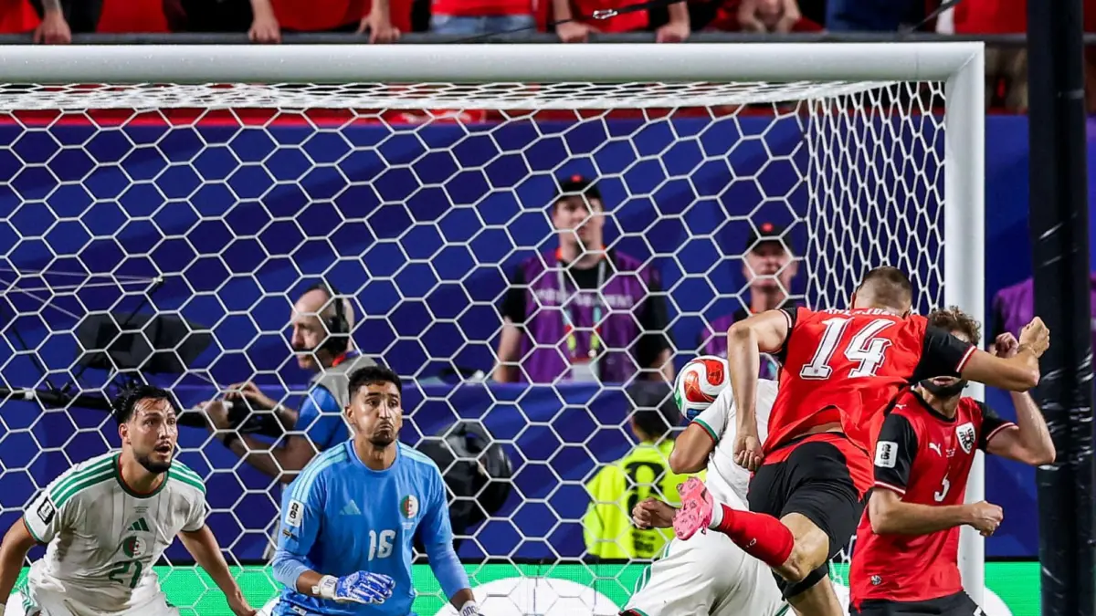 Sundulan Sasa Kalajdzic berhasil menyamakan kedudukan Austria dan Aljazair 3-3 sekaligus memupus mimpi Iran. (X)