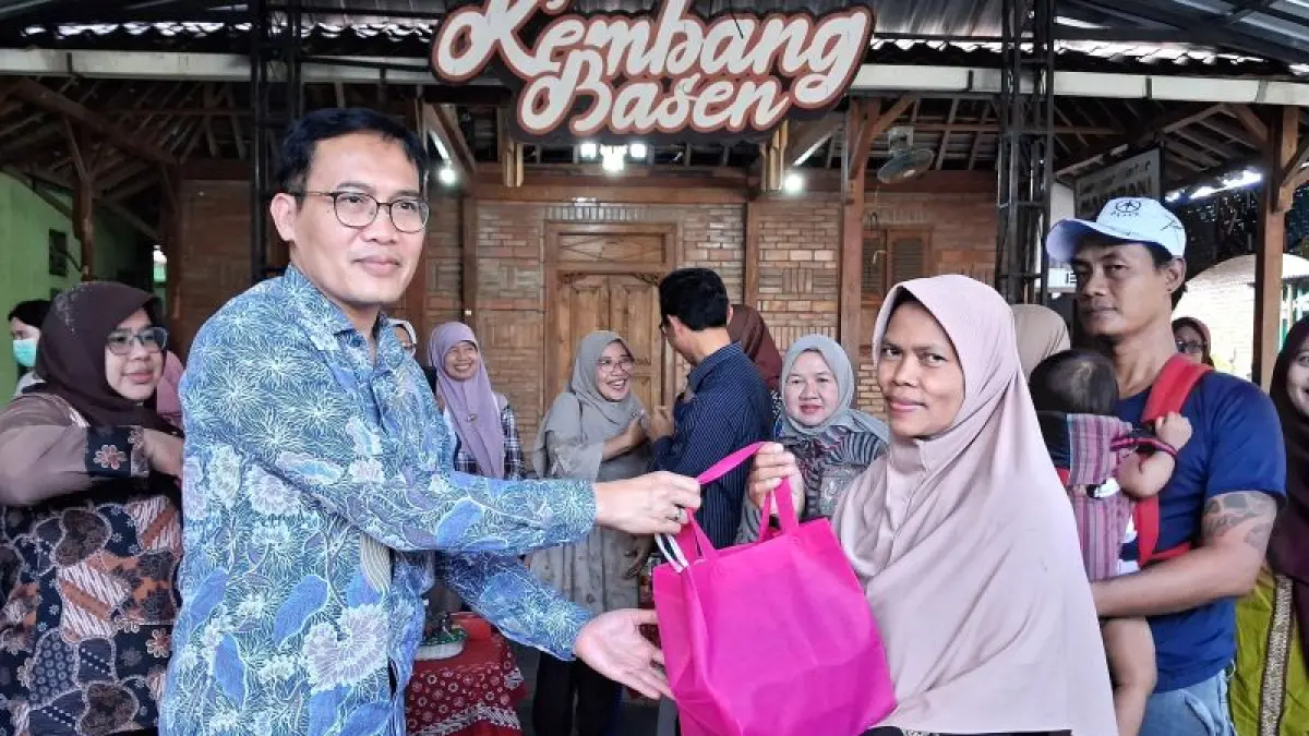 Sekretaris Kemendukbangga/Sekretaris Utama BKKBN (depan, kiri) memberikan MBG 3B kepada penerima manfaat di Kembang Basen, DI Yogyakarta, Minggu (28/6/2026) usai berdialog bersama para Tim Pendamping Keluarga (TPK) dalam rangka memperingati Hari Keluarga Nasional (Harganas) ke-33. ANTARA/Lintang Budiyanti Prameswari
