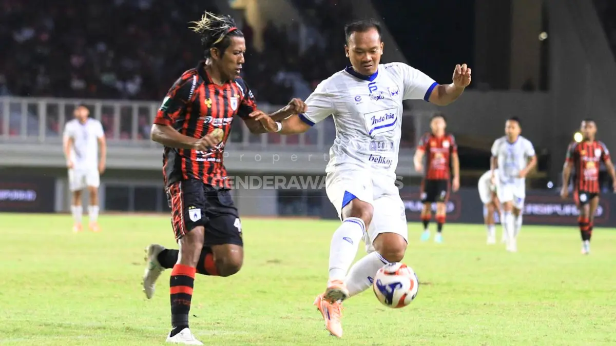  Bima Ragil saat berduel dengan pemain PSIS Semarang pada Liga 2 musim lalu di Stadion Lukas Enembe beberapa waktu lalu.