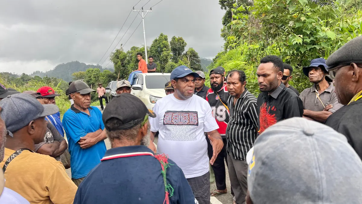  Bupati Keerom, Piter Gusbager saat menemui masyarakat di Kampung Amgotro, Distrik Yaffi, Jumat (26/6/2026). (CEPOSONLINE.COM/ERIANTO).