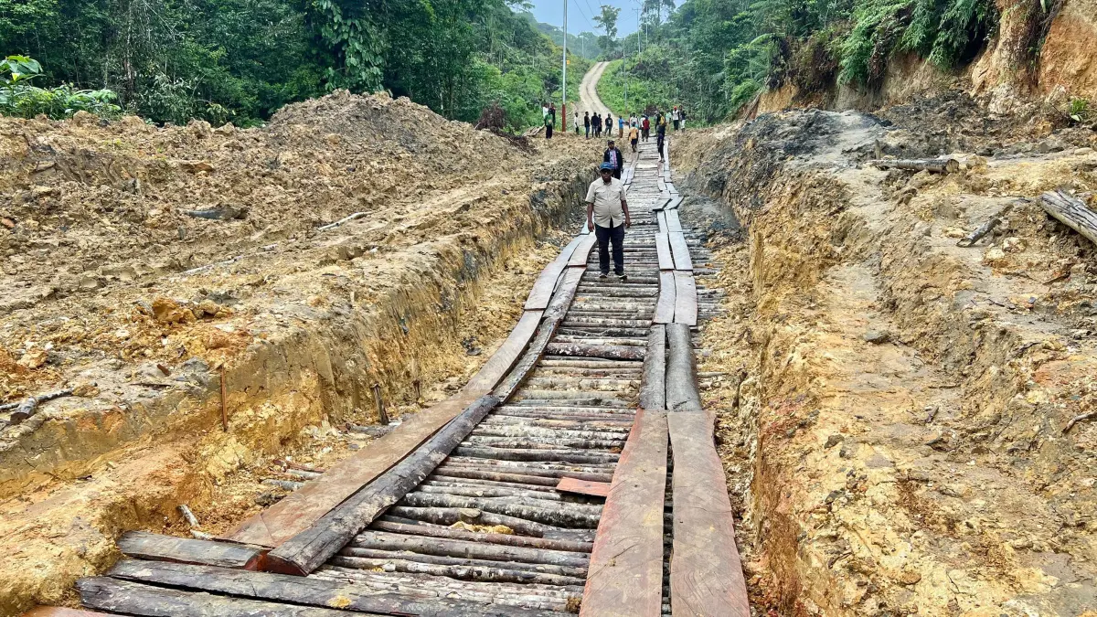 Bupati Keerom, Piter Gusbager saat meninjau kondisi jalan rusak di ruas Yuruf - Semografi, Distrik Yaffi-Web, Jumat (26/6/2036). (CEPOSONLINE.COM/ERIANTO)