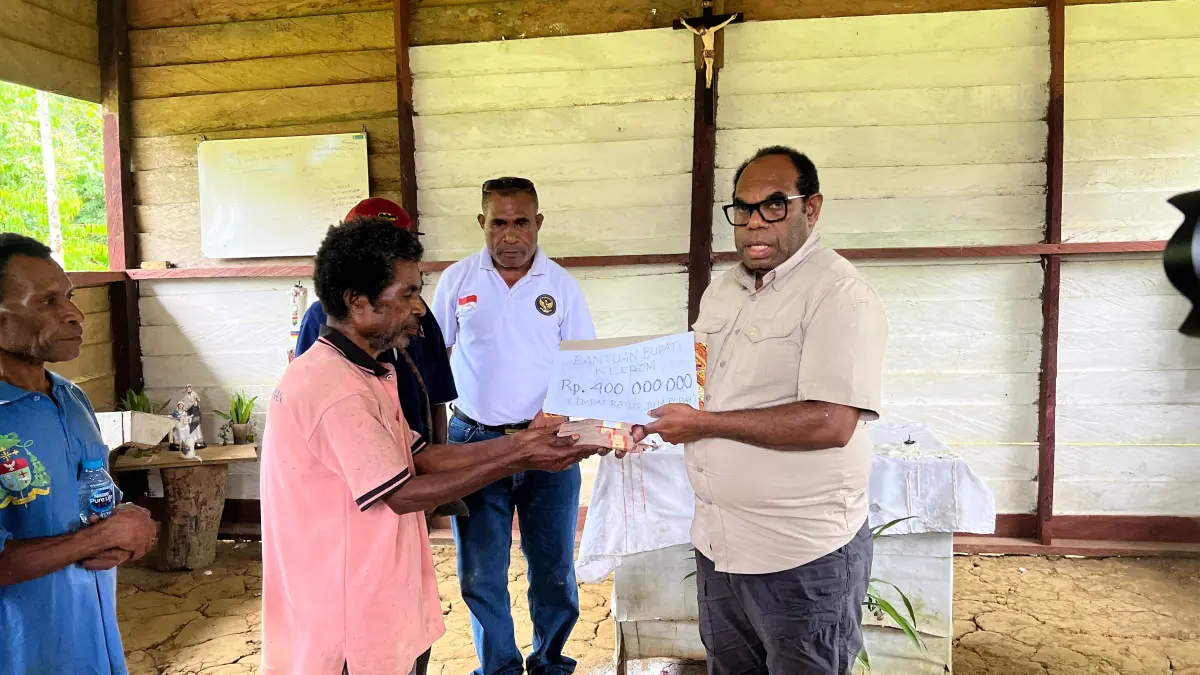 &nbsp;Bupati Keerom, Piter Gusbager saat menyerahkan bantuan kepada perwakilan umat St Markus Dusun Konggrobu, Kampung Amgotro, Distrik Yaffi, Jumat (26/6/2026). (CEPOSONLINE.COM/ERIANTO).