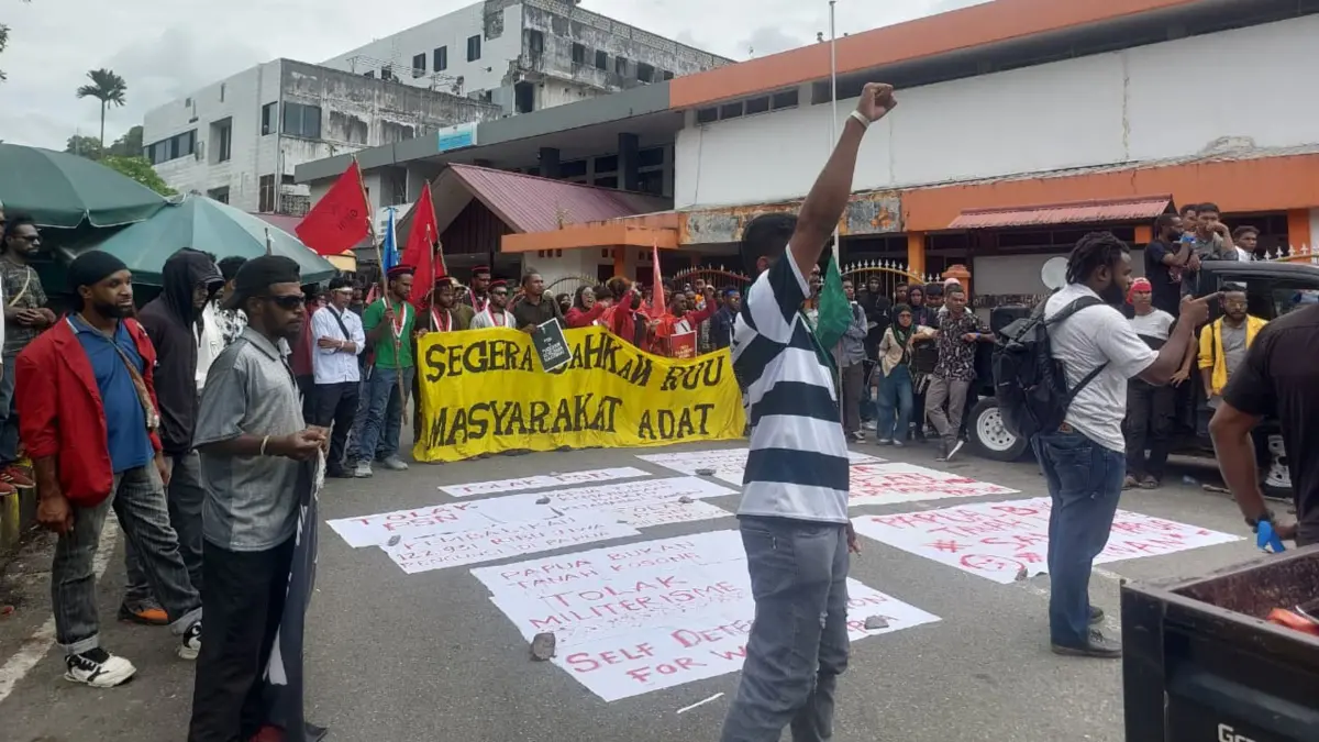 Cipayung Plus Kota Jayapura melakukan aksi penolakan PSN di Taman Imbi Kota Jayapura, Senin (29/6/2026) (CEPOSONLINE.COM/KAREL)