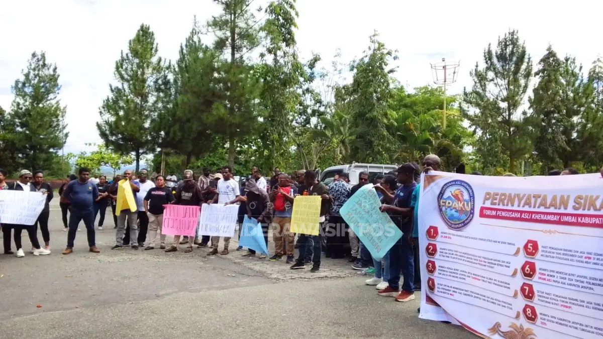 Forum Pengusaha Asli Khenambay Umbai &nbsp;demo mendesak DPRK Bentuk Pansus Otsus dan Perjuangkan Hak Pengusaha OAP, aksi tersebut dilakukan dihalaman DPRK Jayapura, sambil membentangkan spanduk dengan 8 tuntutan, Senin (29/6/2026).(YOHANA_CEPOSONLINE.COM)