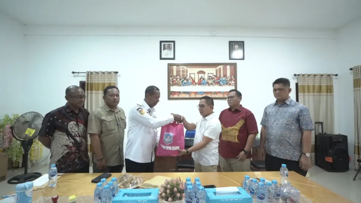 Gubernur Apolo Safanpo didampingi Karo Umum Setda Papua Selatan Rison Ronald Sialla saat menyerahkan &nbsp;paket bantua diterima pastor Paroki Hati Kudus Tanah Merah, Boven Digoel, Sabtu (27/6/2026)&nbsp;
(Ceposonline.com/Biro Umum Setda Papsel)&nbsp;