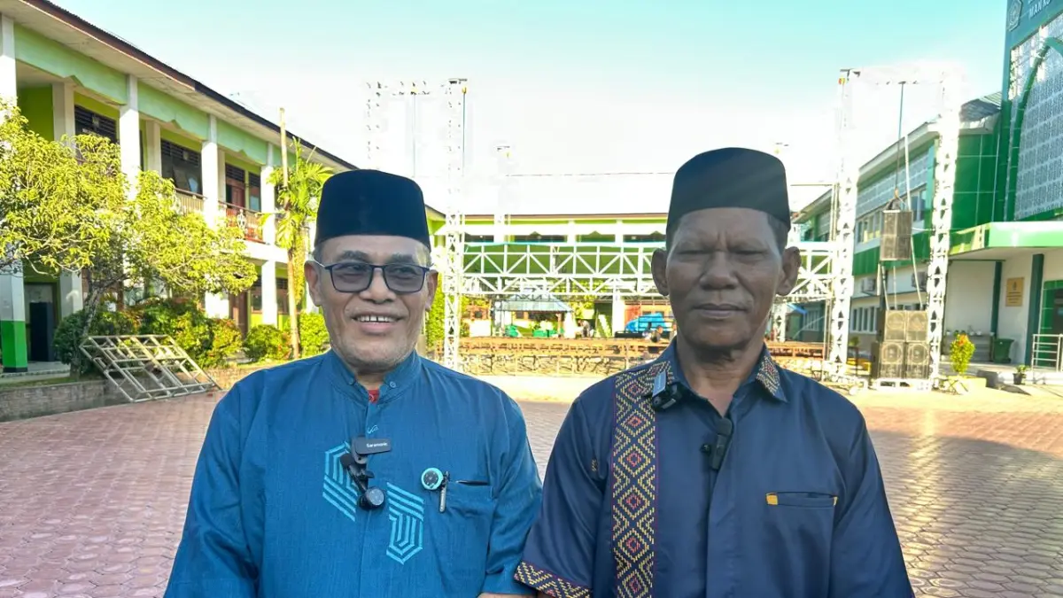 Ketua LPTQ (kaca mata) dan Ketua Panitia ketika meninjau lokasi MTQ PBD 2026 di Halaman MAN Kota Sorong.
