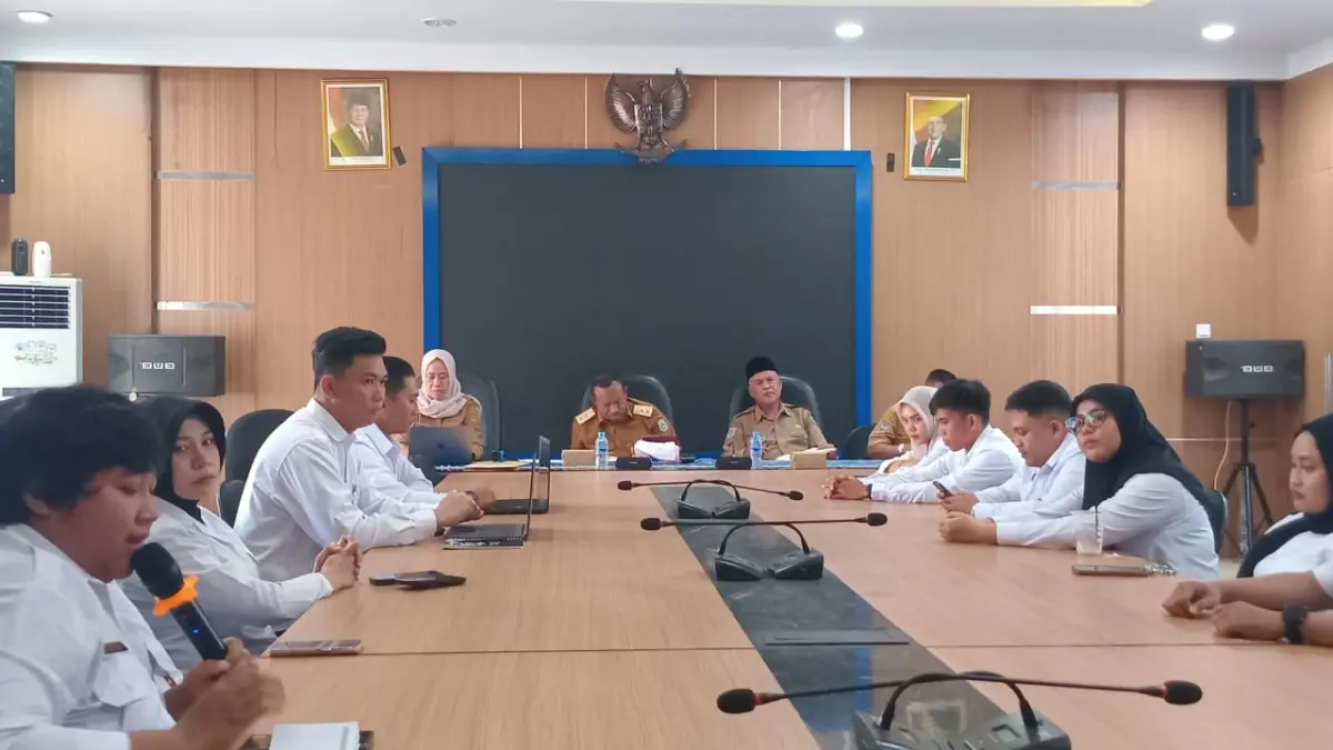 Ketua Satgas Makan Bergizi Gratis (MBG) Papua Barat Daya, Ahmad Nausrau, saat memimpin rapat evaluasi di Kantor Gubernur Papua Barat Daya dan Kantor Bupati Sorong, Senin (29/6). (CEPOSONLINE.COM/FAUZIA)