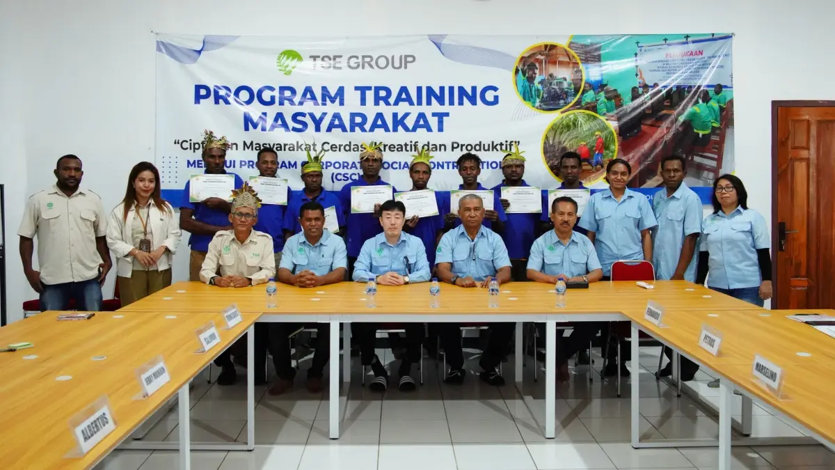 Para peserta pelatihan ketrampilan kerja yang digelar TSE Group saat foto bersama usai penutupan kegiatan di Corporate University (CORPU), Asiki, Kabupaten Boven Digoel, Rabu (24/6/2026).
(Ceposonline.com/Humas TSE Group)