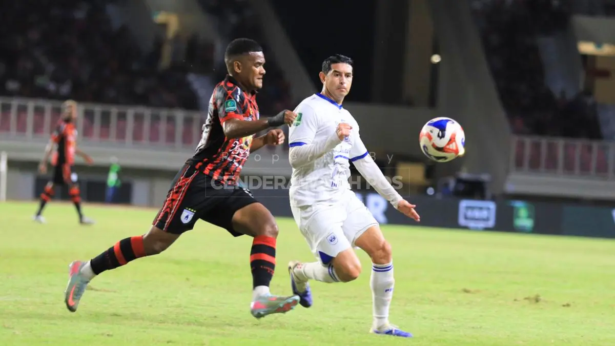 ‎Pemain Persipura musim lalu, Ramai Rumakiek saat berduel dengan pemain PSIS Semarang, Esteban Vizcarra pada Liga 2 musim lalu di Stadion Lukas Enembe. (CEPOSONLINE.COM/ERIANTO).