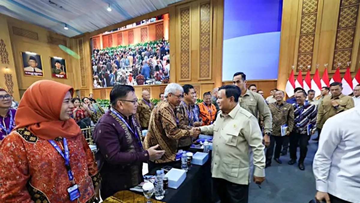 Presiden Prabowo Subianto bersalaman dengan peserta Sarasehan Kebangsaan Konvensi Sains, Teknologi, dan Industri Indonesia (KSTI) saat acara penutupan di Jakarta, Minggu (28/6/2026). ANTARA/HO-Bakom RI/am.