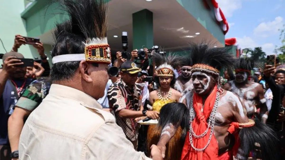 Presiden Prabowo Subianto saat berbincang dengan masyarakat adat Papua dalam kunjungan kerjanya di Papua belum lama ini.(CEPOSONLINE.COM/DOKUMEN)