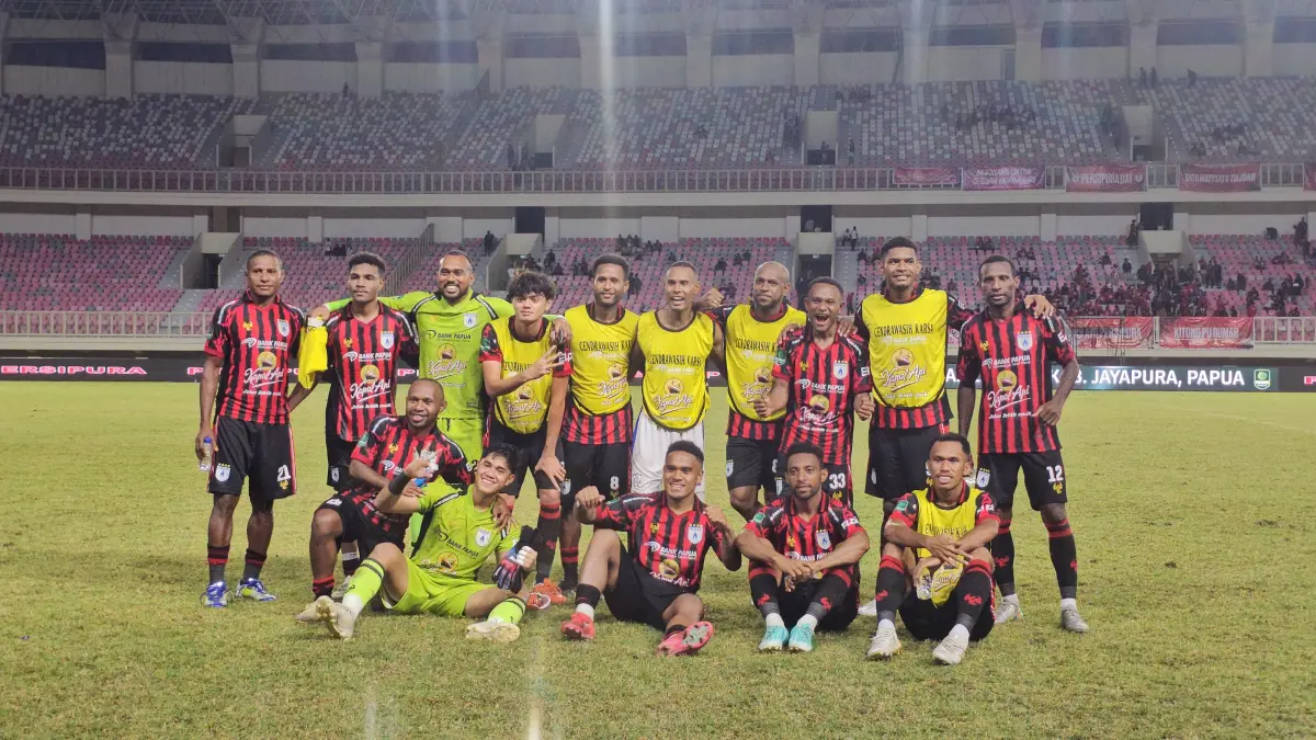 Reno Salampessy saat foto bersama dengan rekan-rekannya di Persipura pada Kompetisi Liga 2 2025/2026 lalu. (CEPOSONLINE.COM/HANS PALEN).