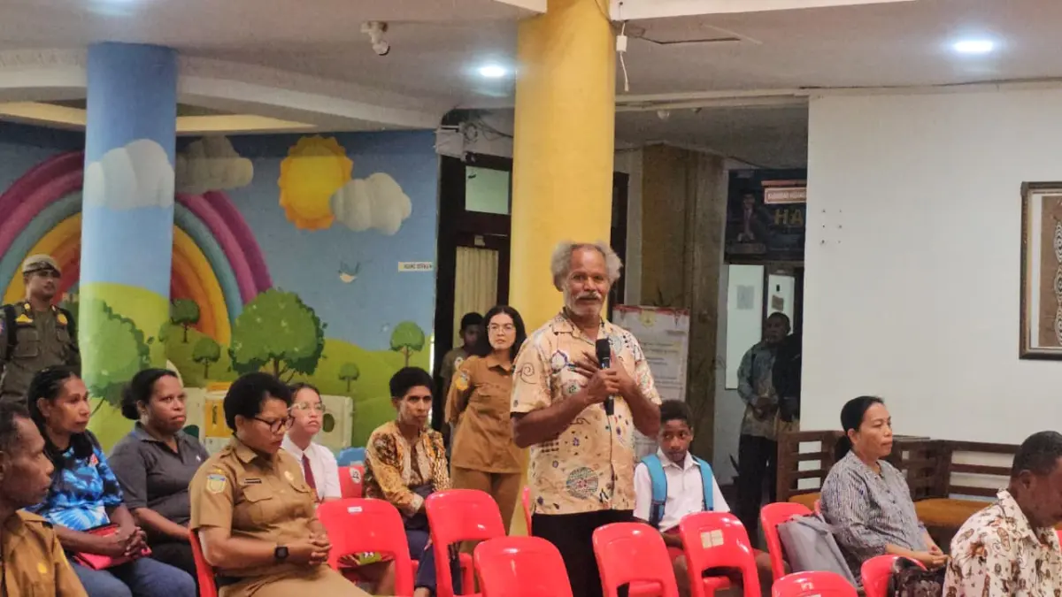 Salah satu warga, Jhony Awi saat menyampaikan aspirasinya dihadapan Wakil Wali Kota Jayapura, Rustan Saru dan sejumlah pimpinan OPD, Senin (29/6/2026). (CEPOSONLINE.COM/HANS PALEN).