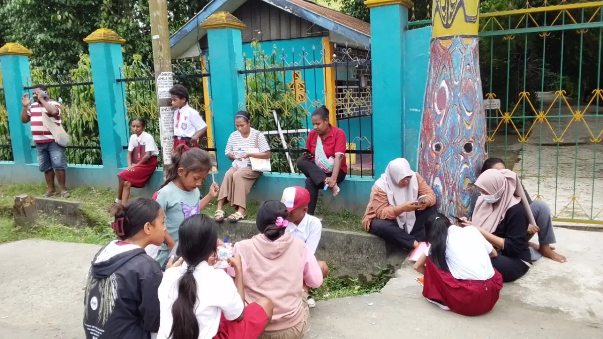 Suasana antrean di depan Gerbang SMP Negeri 2 Sentani. Para orang tua mempertanyakan terkait penutupan formulir pendaftaran pada saat pengisian data dilakukan, Senin (29/6/2026).
(YOHANA_CEPOSONLINE.COM).