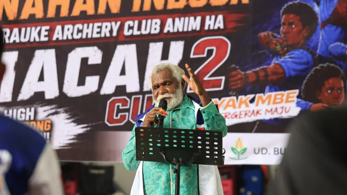 Wakil Gubernur Papua Selatan Paskalis Imadawa saat membuka Turnamen Panahan Indoor Merauke Archery Club Animha (Madah) Cup 2 di GOR Basket Gema Merauke, Minggu (28/6/2026). (Ceposonline.com/Biro Umum Setda Papsel)&nbsp;