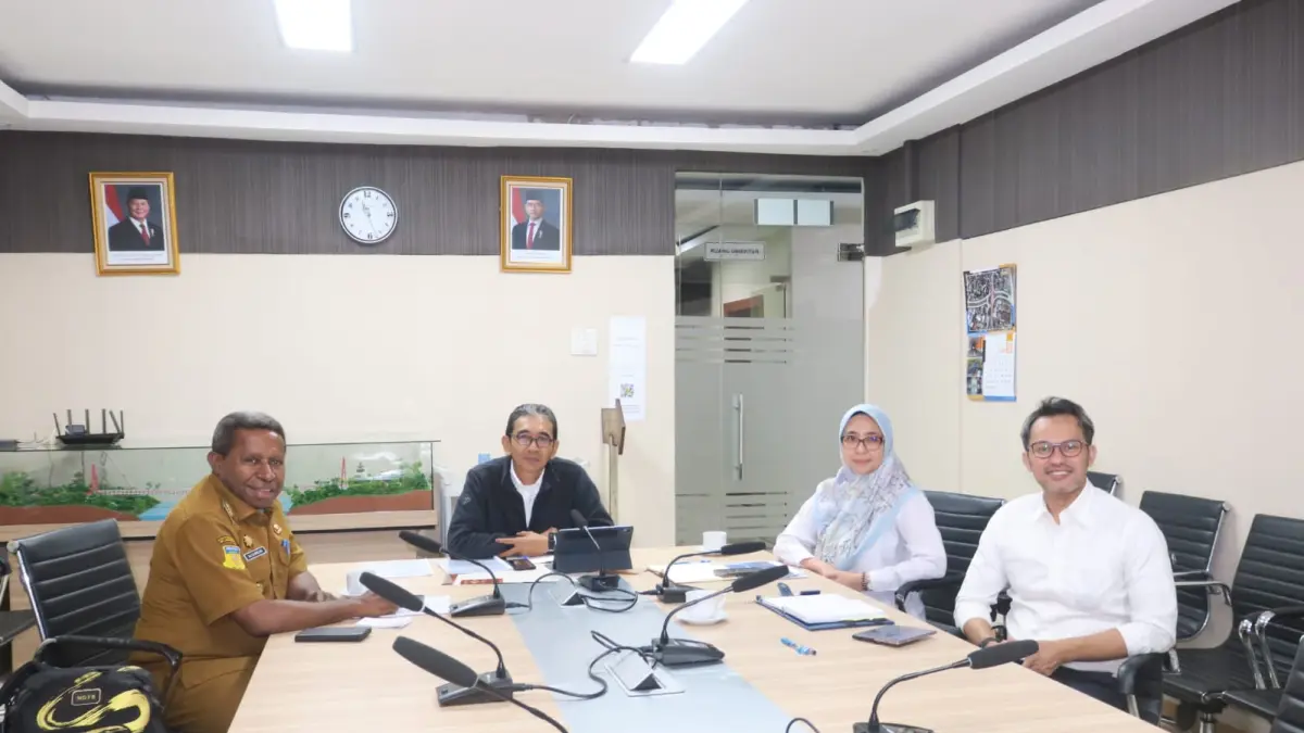 Bupati Waropen saat bertemu pihak KemenPU. (CEPOSONLINE.COM/ISMAIL)