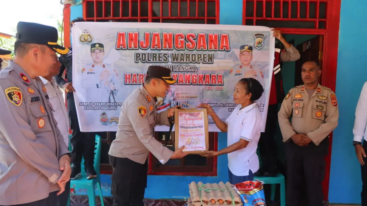 Kapolres dan Wakapolres Waropen saat berbagi kasih kepada para Purnawirawan Polri dan Warakaruwi, Senin (297).&nbsp;