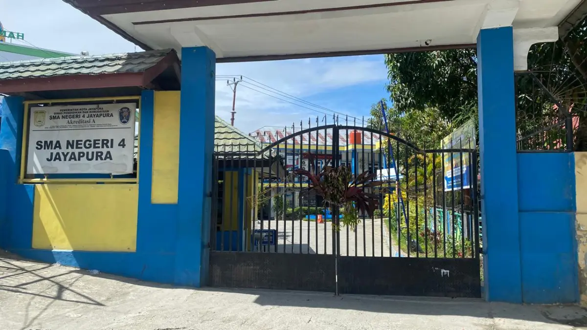 Kondisi yang terjadi di SMA Negeri 4 Jayapura gerbang sekolah di palang oleh sekelompok masyarakat, pendaftaran ulang ditundah, Selasa (30/6/2026). (CEPOSONLINE/JIMMI)&nbsp;