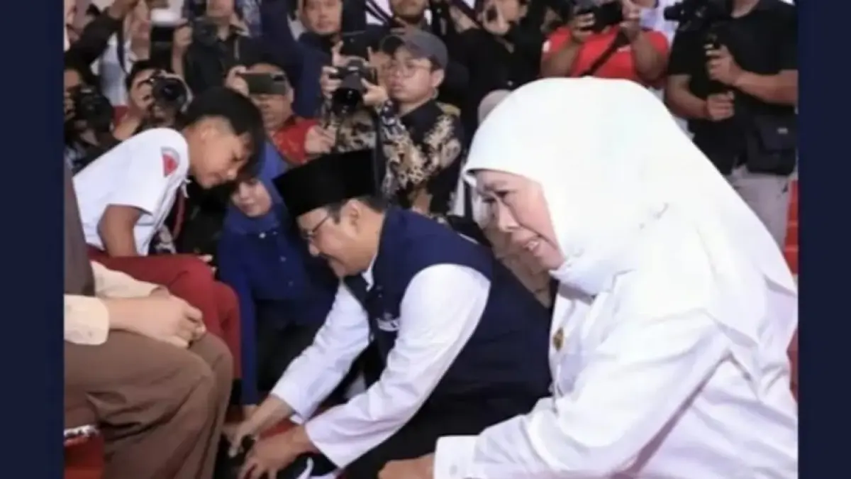 Mensos Gus Ipul dan Gubernur Jatim Khofifah Indar Parawansa memasangkan sepatu kepada siswa Sekolah Rakyat. (Istimewa)