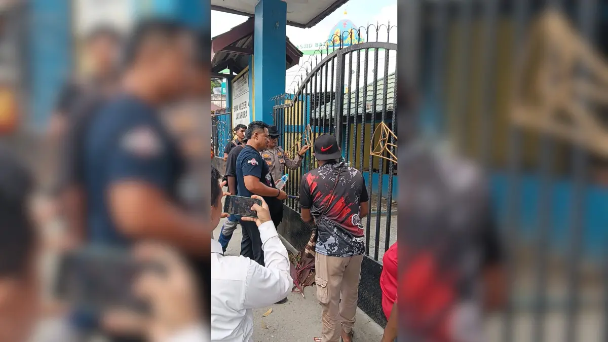 Pembukaan palang di SMAN 4 Jayapura di Entrop oleh aparat gabungan Polri dan TNI. Meski tanpa dihadiri pihak yang melakukan pemalangan. Seluruh proses berlangsung kondusif.

(CEPOSONLINE.COM/PRIYADI)