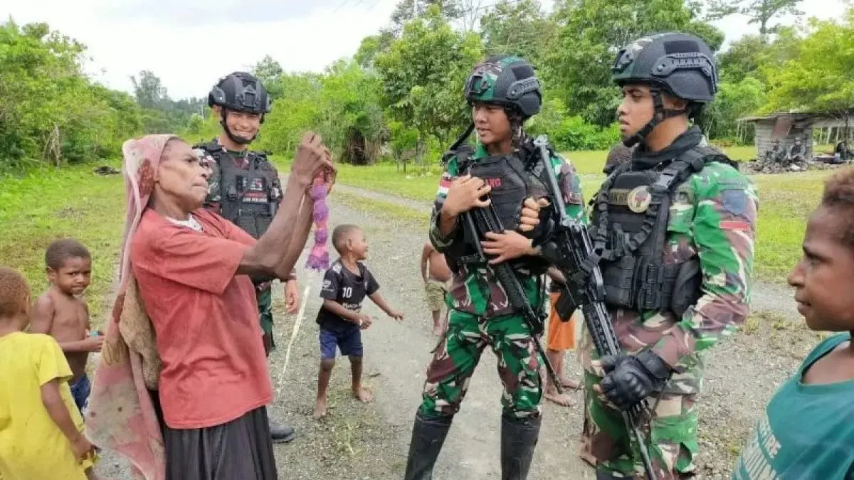 Personel TNI saat berbincang dengan masyarakat Papua. (CEPOSONLINE.COM/DOKUMEN).