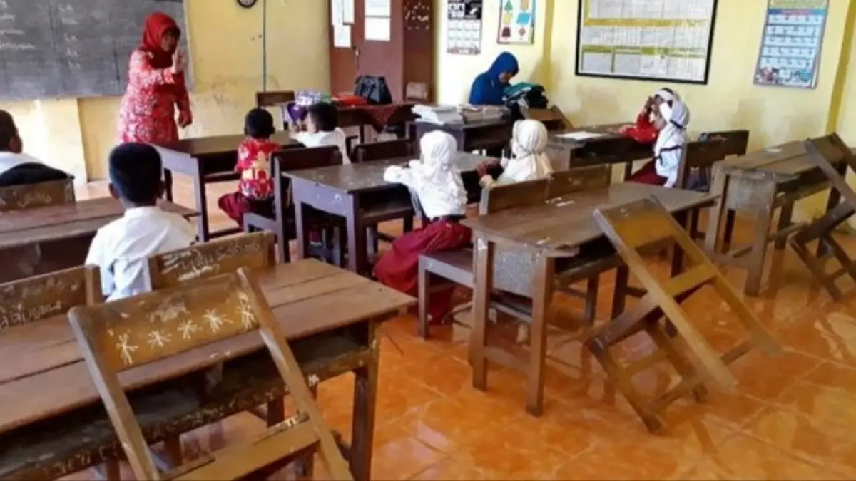 Seorang Guru Sekolah Dasar (SD) sedang mengajar anak didiknya di kelas.(Istimewa)