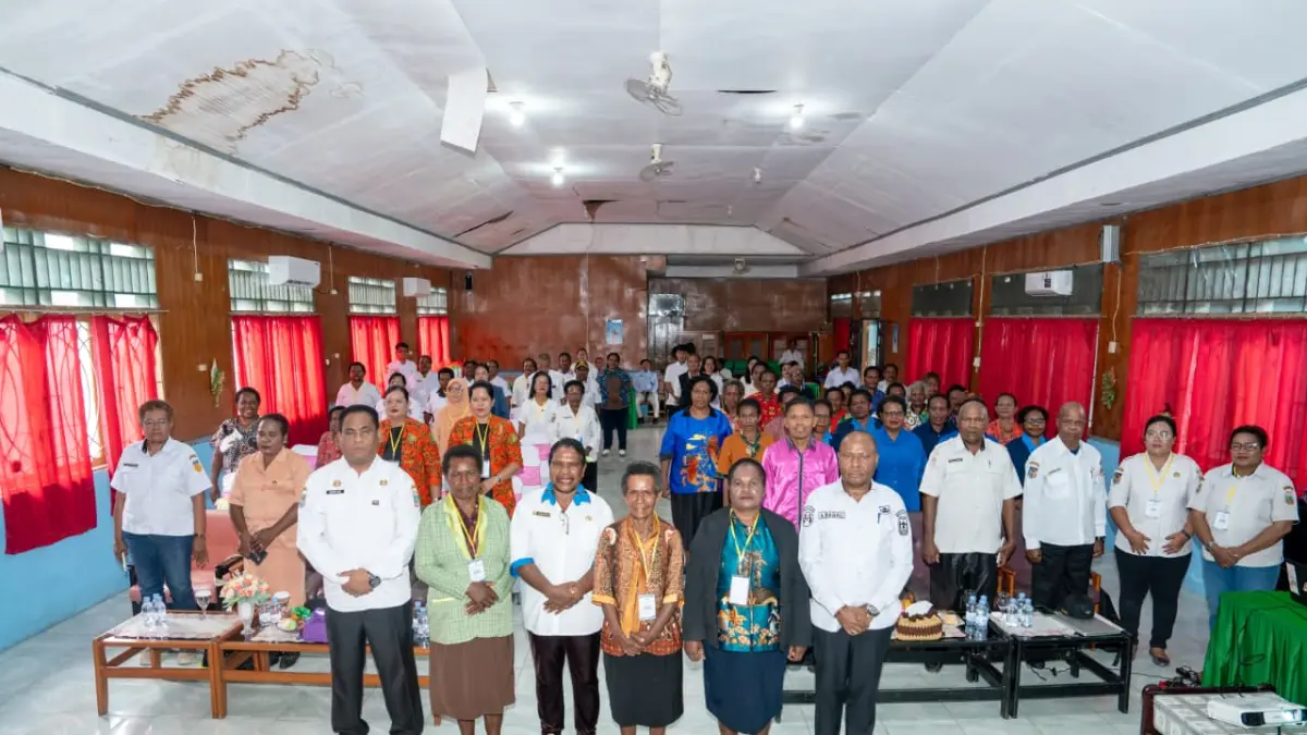 Asisten III Bidang Administrasi Umum Setda Provinsi Papua Tengah, Victor Fun saat hadiri Workshop Peningkatan Kapasitas Perempuan Gereja dalam Pengelolaan UMKM yang digelar Dinas Pemberdayaan Perempuan, Perlindungan Anak dan Keluarga Berencana (DP3AKB) Provinsi Papua Tengah di Aula Pengendalian Penduduk dan KB Kabupaten Nabire, Rabu (1/7). &nbsp;(CEPOSONLINE.COM/HUMAS PEMPROV)