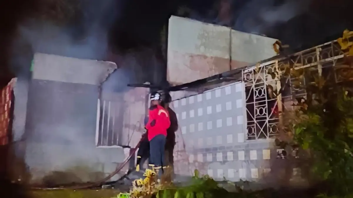 Petugas Pemadam Kebakaran Kota Jayapura melakukan pemadaman kebakaran di sebuah rumah warga di kawasan Dok VIII Atas, Jalan menuju Lembah Sunyi, Angkasa, Rabu (1/7/2026). Kebakaran yang diduga dipicu korsleting listrik tersebut berhasil dipadamkan sebelum api merembet ke bangunan lain (CEPOSONLINE.COM/ISTIMEWA)