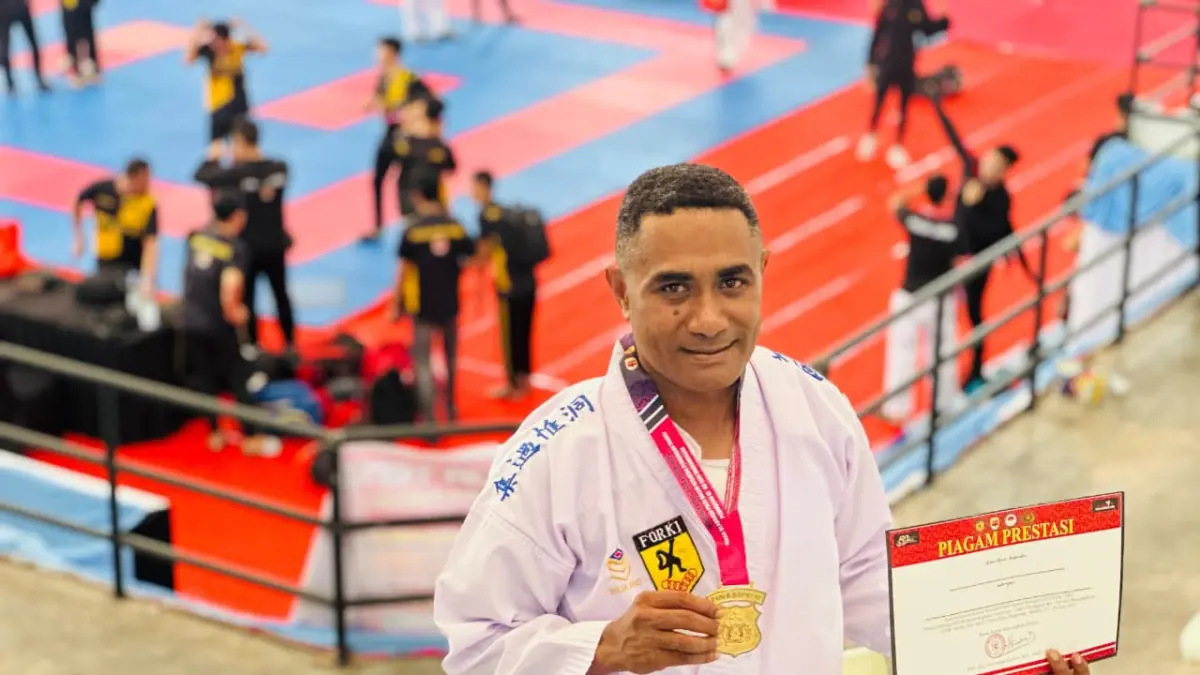 Bripka Thonci Wanggai, yang berhasil menyabet Juara I Kumite -70 kg U-30+ dalam kejuaraan Karate Kapolri Cup 2026 di GOR Nambo Jaya, Banten, Minggu 28 Juni 2026. (Foto: Istimewa).