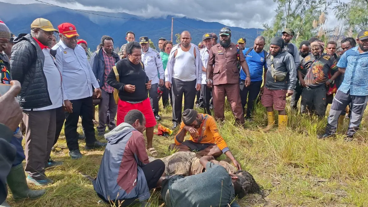 Bupati Intan Jaya, Aner Maisini, Wakil Bupati Intan Jaya, Elias Igapa, Tim penanganan Konflik, bersama masyarakat saat mengevakuasi jenazah Okto Tigau di belakang Pos Habema. (CEPOSONLINE.COM/ISTIMEWA)&nbsp;