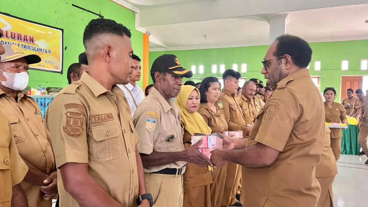 Bupati Keerom, Piter Gusbager saat menyerahkan Dana Desa kepada para kepala Desa (kampung) di Balai Desa Sanggaria, Arso I, Distrik Arso Barat, Selasa (30/6/2026). (CEPOSONLINE.COM/ERIANTO) 