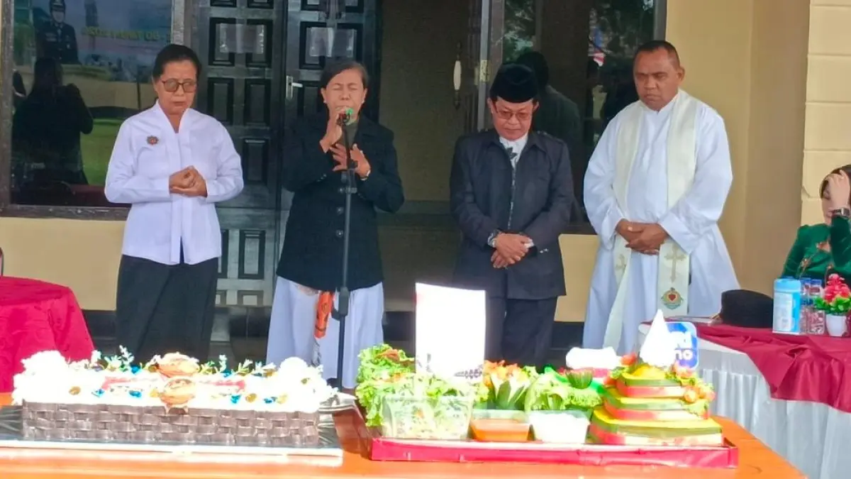 Doa bersama dari 4 tokoh agama, Katolik, Islam, &nbsp;Protestan dan Hindu pada peringatan HUT Bhayangkara ke-80, yang dilakukan Polres Merauke, Rabu (1/6/2026. (Ceposonline.com/Sulo)&nbsp;