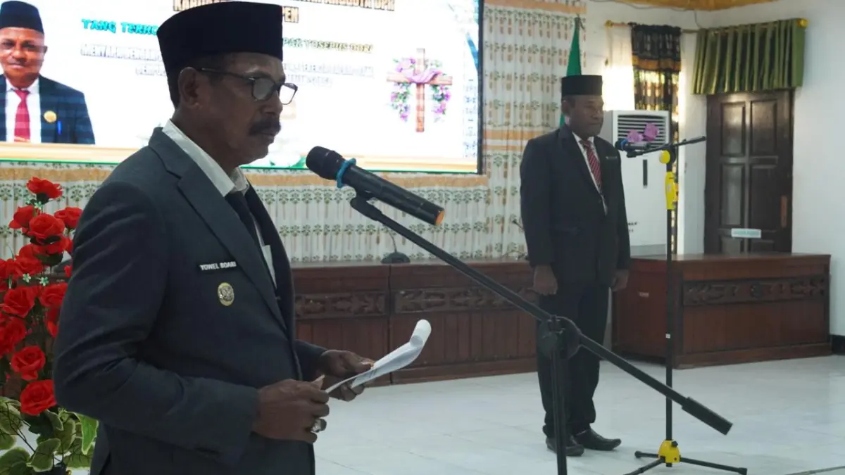 Jenazah Anggota DPRK Waropen Alm Yosephus Dori saat disemayamkan dan mengikuti upacara Persemayaman di Kantor DPRK Ruang Sidang DPRK Waropen, Rabu (1/7).&nbsp;(Ismail/CeposOnline)