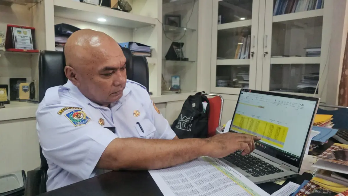 Kepala Bapenda Kota Jayapura, Rory Cony Huwae saat menunjukkan realisasi pemerimaan &nbsp;PAD Kota Jayapura triwulan kedua akhir Juni 2026. (CEPOSONLINE.COM/HANS PALEN).