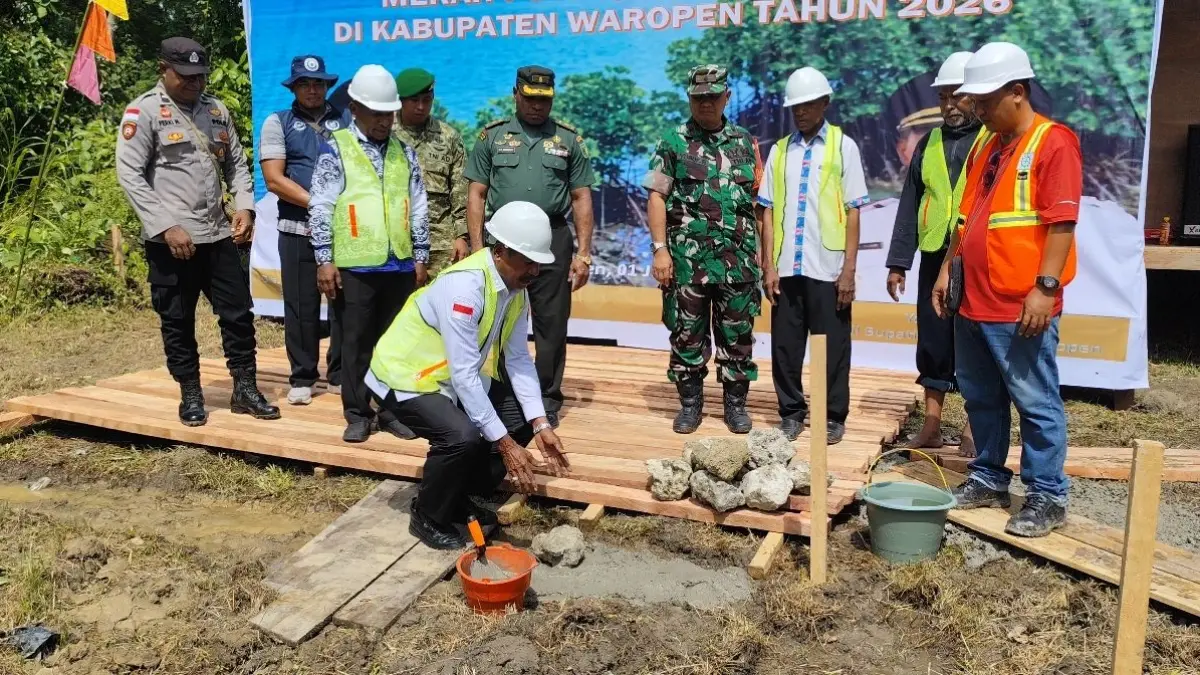 Peletakan Batu Pertama Pembangunan Kampung Nelayan Merah Putih di Kampung Otoborei Waren I, Rabu (1/7). 