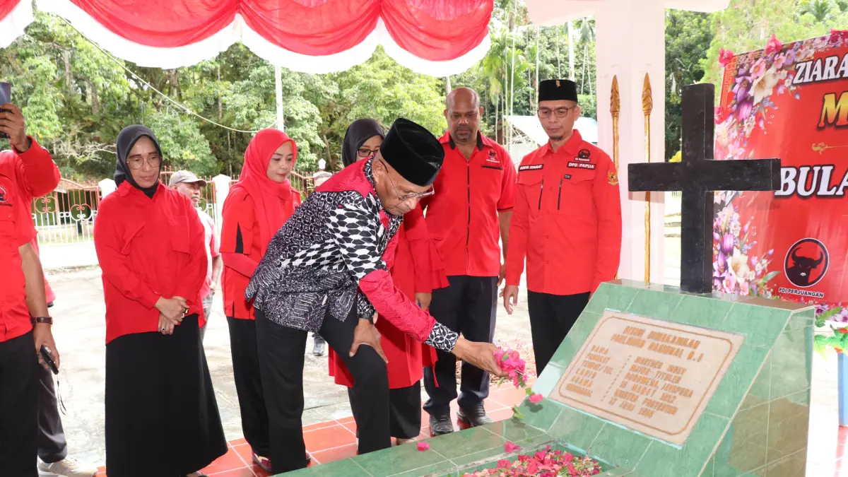 Pengurus DPD PDIP, saat ziara di Makam Pahlawan Nasional Marthen Indey, pada Senin (29/6/2026) dalam rangka Bulan Bung Karno (CEPOSONLINE.COM/ISTIMEWA)
