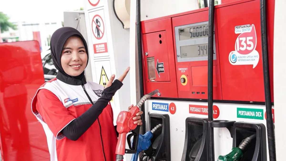 Petugas SPBU saat melayani pelanggan yang mengisi BBM.&nbsp;
(Ceposonline.com/istimewa)&nbsp;