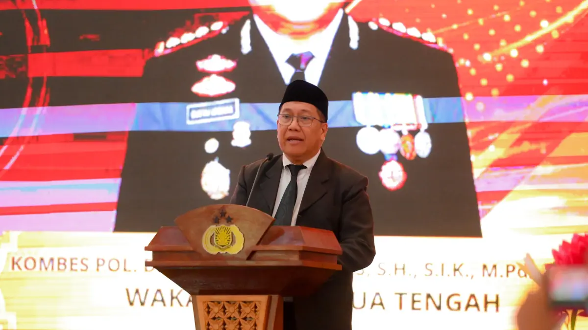 Pj. Sekda Papua Tengah, Silwanus Sumule saat mengikuti ramah tamah HUT Bhayangkari di Aula Mapolres Nabire. (CEPOSONLINE.COM/HUMAS PEMPROV)