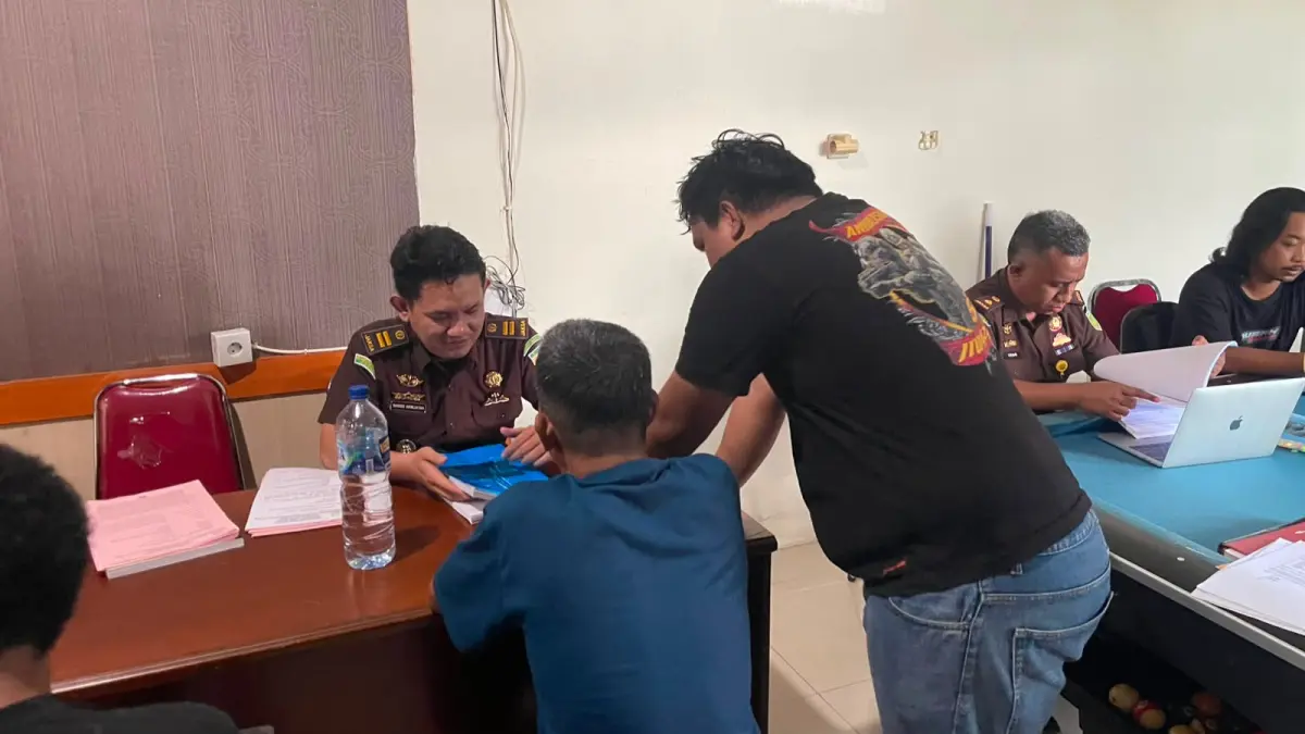 &nbsp;Proses tahap II yang berlangsung di Kantor Kejaksaan Negeri Mimika, Selasa, 30 Juni 2026. (Foto: Humas Polres Mimika).