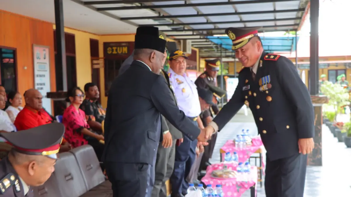 Wakapolres Waropen Kompol Jerry Koagouw saat menyalami para Forkopimda Waropen usai memimpin pelaksanaan HUT Bhayangkara ke-80, Rabu (1/7).
