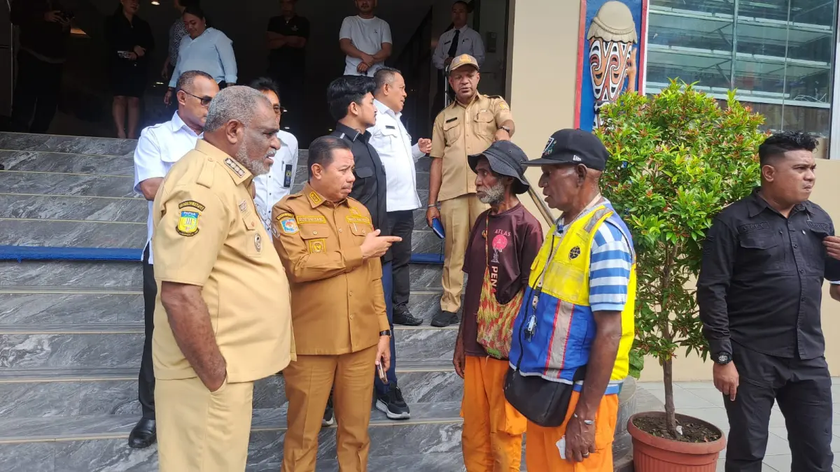 Wali Kota Jayapura, Dr. Abisai Rollo didampingi Wakilnya, Rustan Saru saat menyapa juru parkir di Kota Jayapura beberapa waktu lalu.