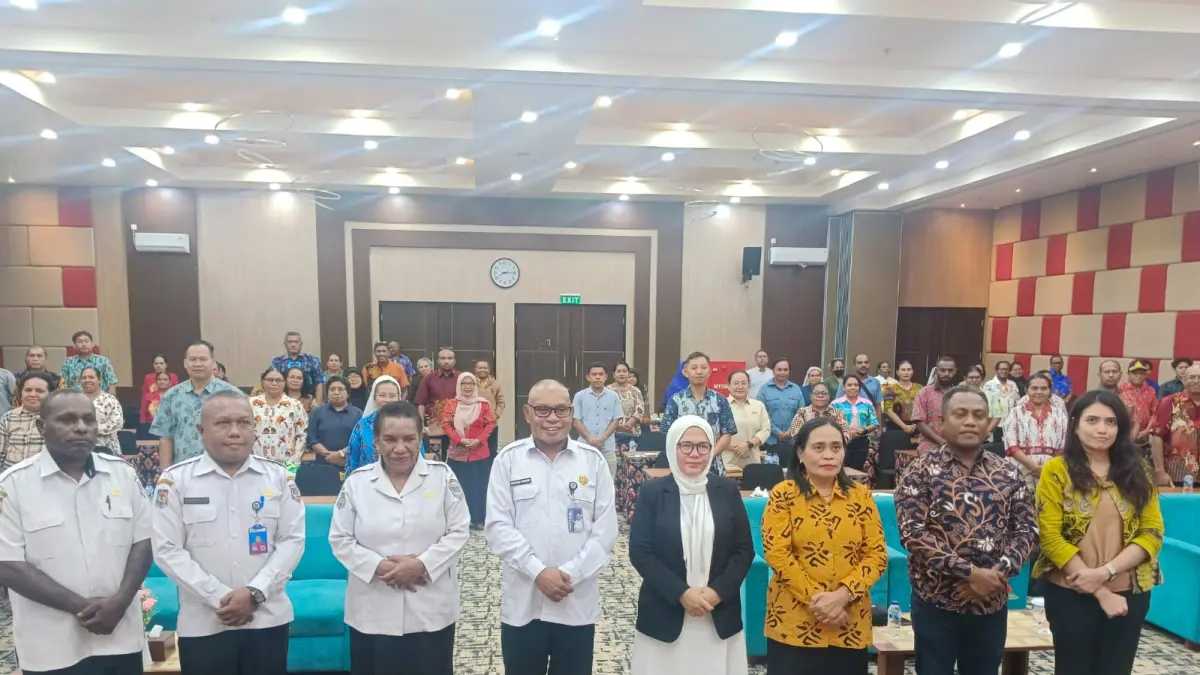 Sekretaris Dinas Pendidikan dan Kebudayaan Papua Selatan bersama para kepala sekolah dari empat kabupaten cakupan Papua Selatan, pada penutupan Pelatihan Peningkatan Kompetensi Kepala Sekolah dan Perencanaan Program Sekolah Berbasis Rapor Pendidikan, di Merauke, Rabu (1/7/2026)(CEPOSONLINE.COM/SULO).
