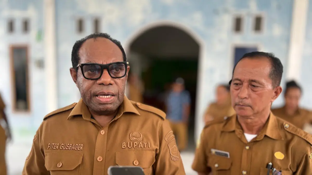 
Bupati Keerom, Piter Gusbager saat memberikan komentarnya di Kampung Sanggaria, Arso I, Selasa (30/6/2026). (CEPOSONLINE.COM/ERIANTO).