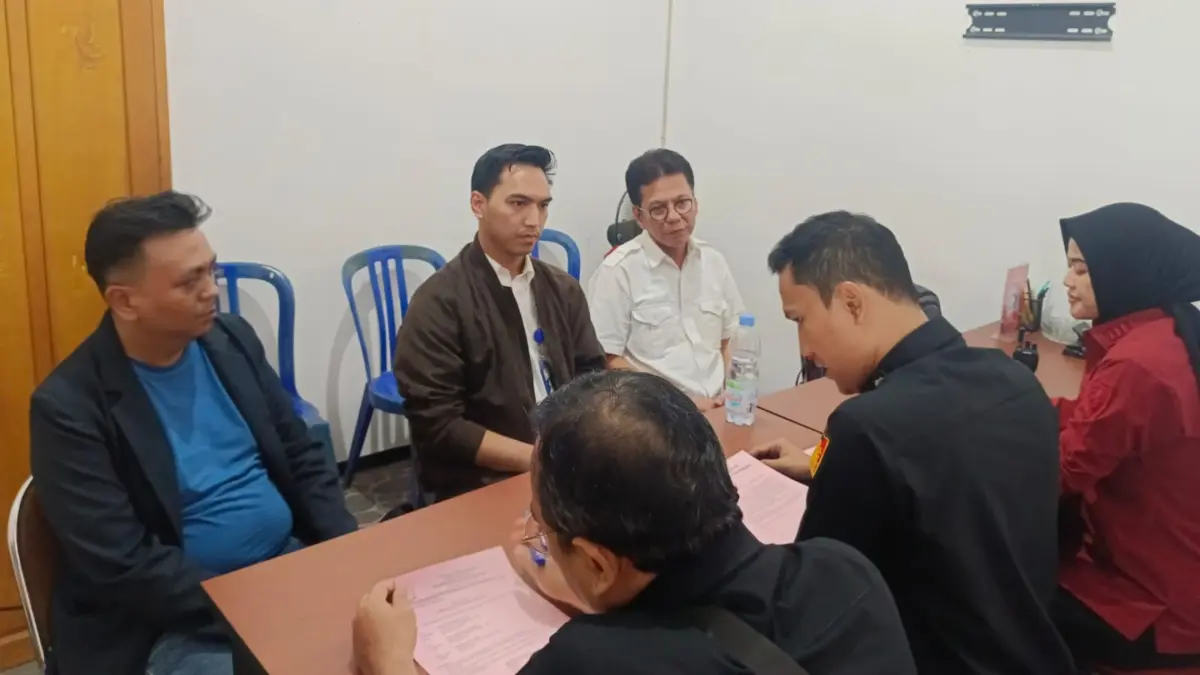 Co Pilot Piper PA 23-250 Aztec, Vidi Eskaparis Gumilang (tengah) didampingi kedua kuasa hukumnya saat dilimpahkan ke Kejaksaan Negeri Merauke, Kamis (2/7/2026).(CEPOSONLINE.COM/SULO).