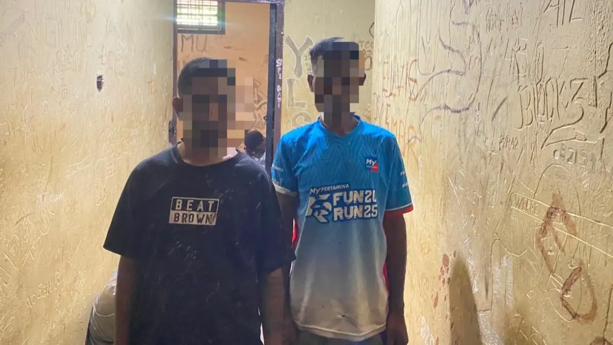 Dua terduga pelaku pencurian BBM subsidi jenis Solar milik kelompak tani di Merauke saat diamankan Polisi, Kamis (2/7/2026).(CEPOSONLINE.COM/HUMAS POLRES MERAUKE)