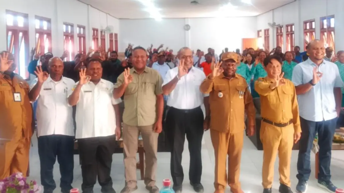 Foto bersama  Sekda Tolikara Yosua Noak Douw,  Asisten III Setda Tolikara, dan pimpinan OPD dalam sosialisasi persampahan di Aula SD Negeri Karubaga Rabu (1/7/2026) (Diskomdigi Tolikara). (HUMAS) 