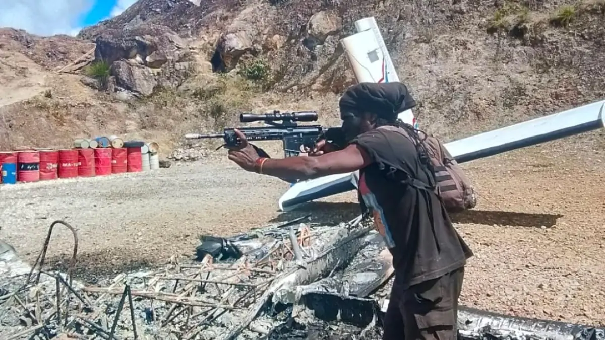 Nampak puing pesawat yang sudah hangus terbakar di Lapangan Terbang Balinggama, Distrik Sobaham, Kabupaten Yahukimo, Papua Pegunungan, Kamis (2/7/2026). (CEPOSONLINE.COM/SEBBY SEMBOM).