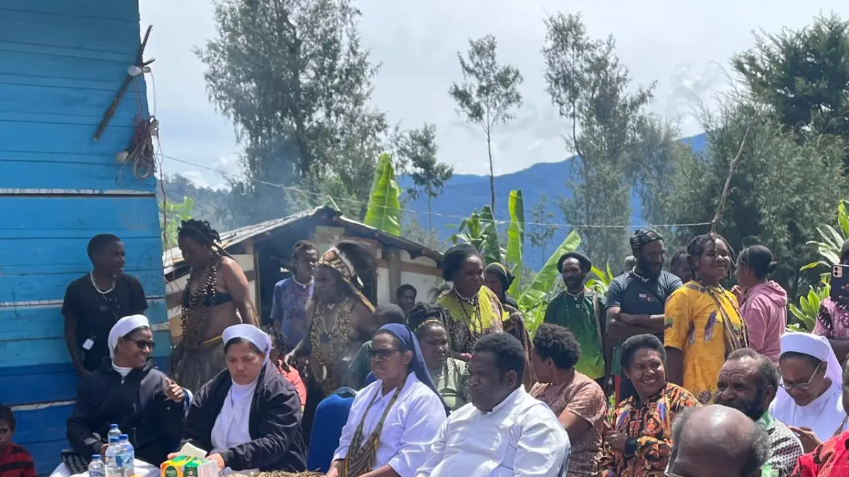 Pimpinan Gereja Katolik Dekenat Moni Puncak, Pastor Yance Yogi, Pr (Jubah putih). (CEPOSONLINE.COM/ISTIMEWA)